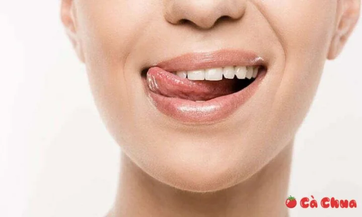 Liếm môi, bậm môi thường xuyên Nguyên nhân khiến môi bạn bị thâm