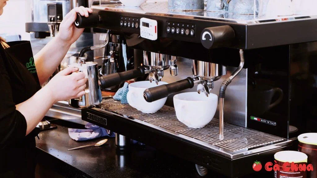 Máy pha cà phê chuyên nghiệp Phân loại máy pha cà phê trên thị trường